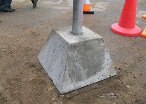 Опора дорожных знаков из бетона